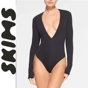 SKIMS🖤 Fits Everybody Plunge Bodysuit Onyx (Black) Size Smll Long Sleeve NWT